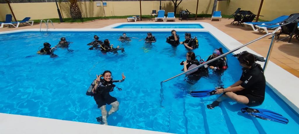 Descubre el buceo desde dentro: tu primera inmersión en piscina